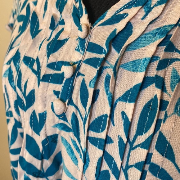 💖 2/$25 Fun2Fun Teal Leaf Print Blouse - Picture 2 of 4